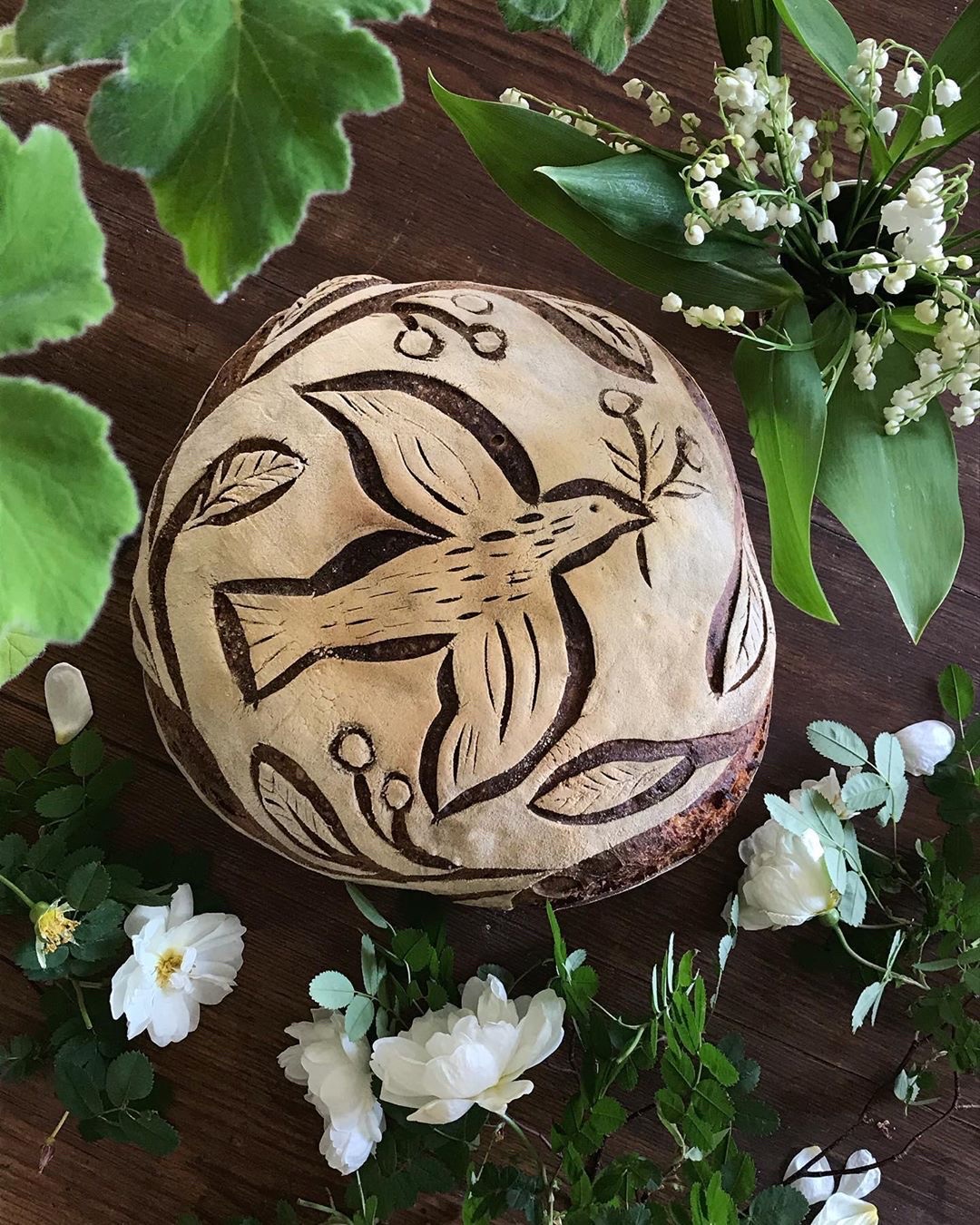 她使用本地一家小工厂的有机面粉制作面包,并在面团的表面自由作画