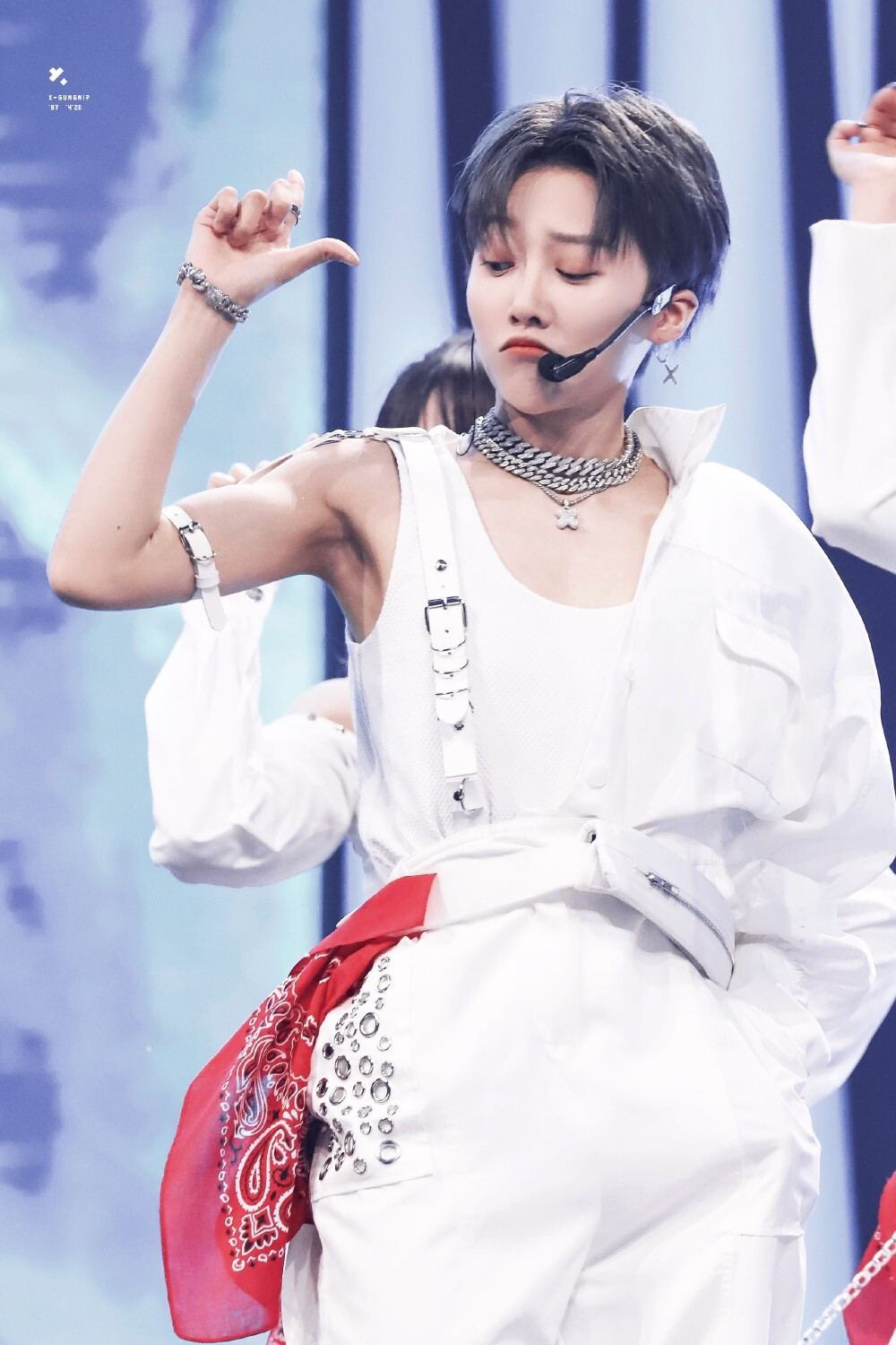 刘雨昕成团夜alittlebit舞台