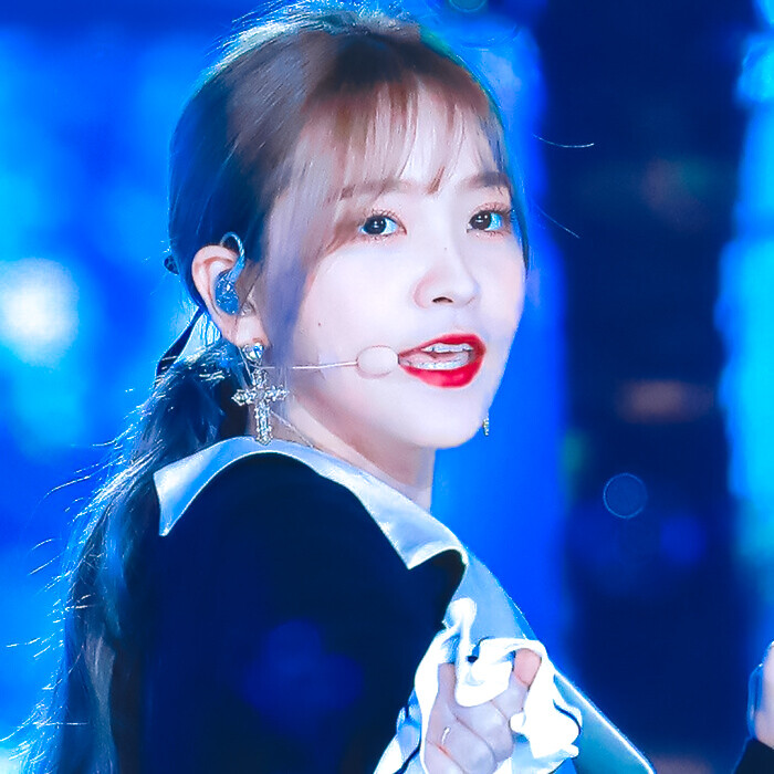 妈妈问小熊,搓过了之后衣服是什么颜色的啊,小熊说