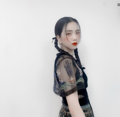 金智秀 你帮我扎的头发真好看.