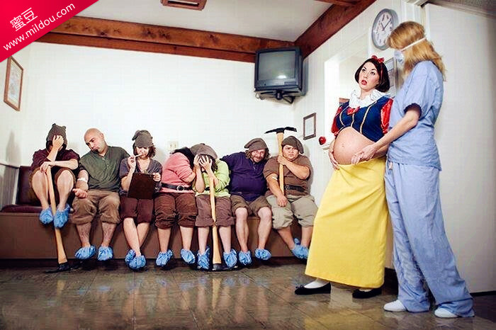 怀孕的白雪公主和无奈的七个小矮人。