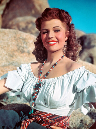 carmen) 中丽塔·海华斯 (rita hayworth)扮演了自由不羁的吉普赛女郎