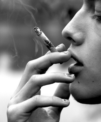 烟恋上了手指,手指却把香烟给了嘴唇,香烟亲吻着嘴唇,内心却给了肺,肺