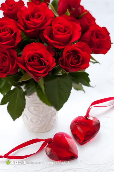 红玫瑰一束图片素材,红色心形配饰旁边的一束红玫瑰桌面壁纸