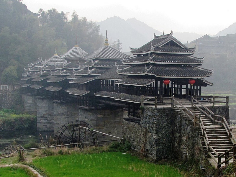 中国三江县:程阳风雨桥—横跨林溪河,是一座木石结构的大桥,建于