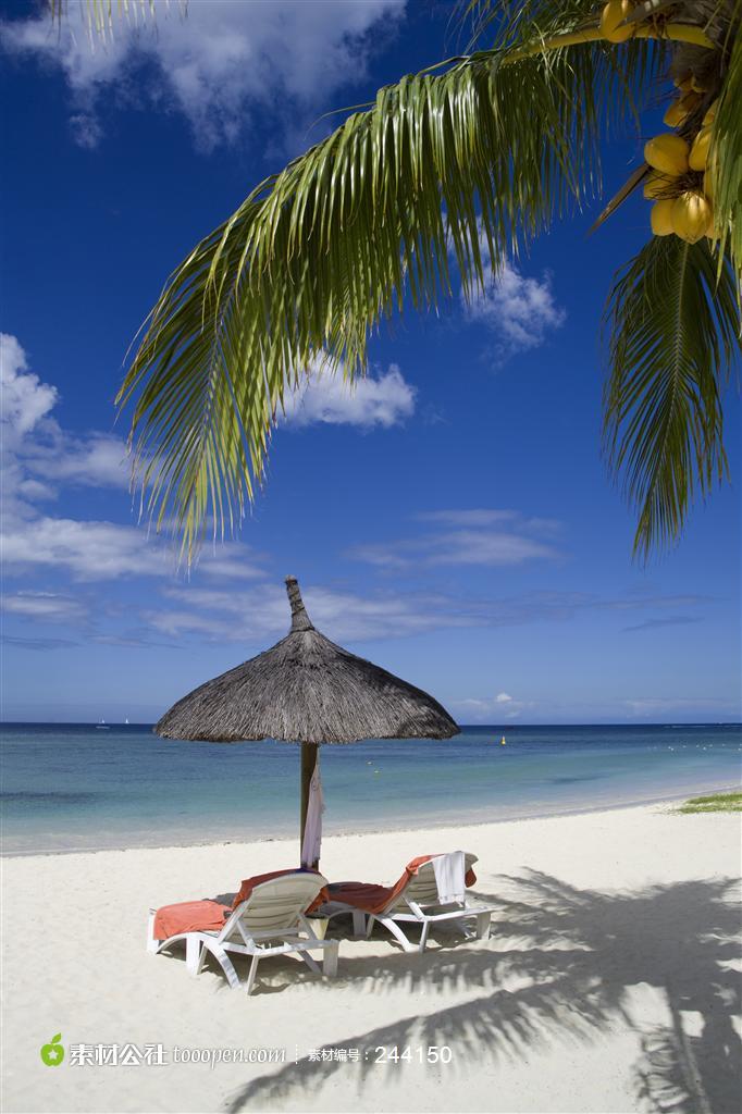 唯美海边风景-沙滩上的躺椅椰树高清摄影背景图片素材