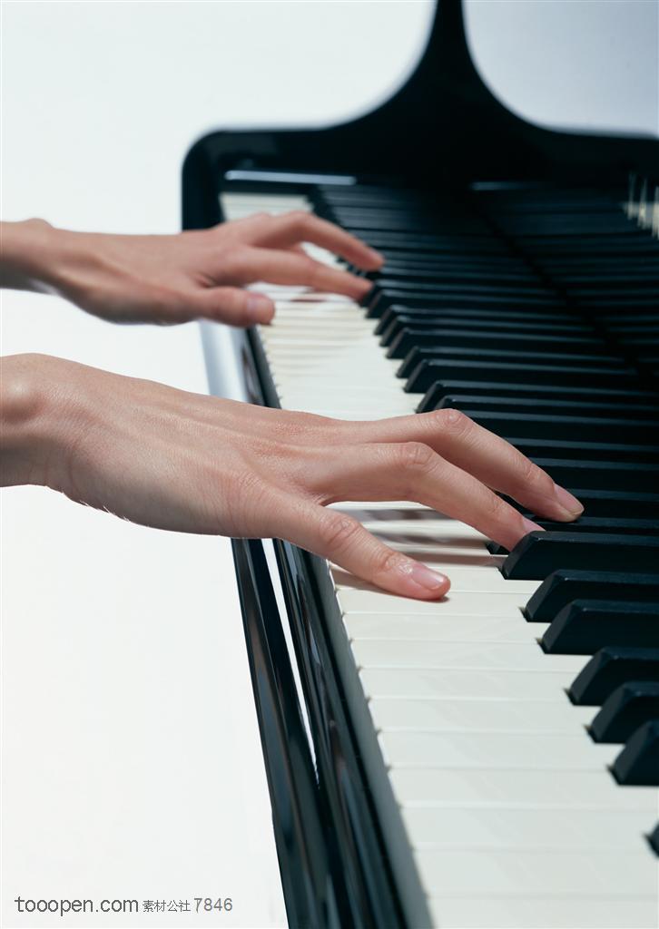 乐器-正在弹钢琴的双手高清摄影桌面壁纸图片素材