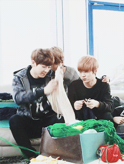 exo #朴灿烈# 嫌弃#鹿晗#织的围巾,结果两人掐起来了.