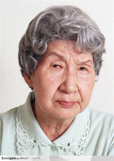 老年人生活-严肃的白发老奶奶高清摄影图片素材