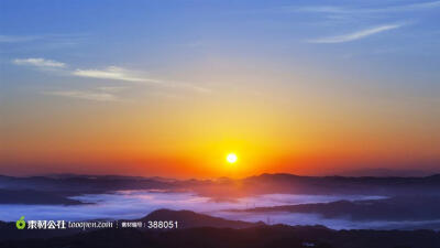唯美风景大山里的日出高清桌面图片素材