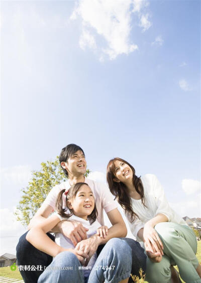 幸福家庭摄影背景桌面壁纸图片素材,坐着草地上仰望天空的一家人