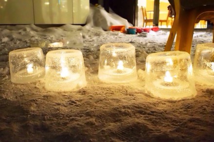 用小水桶把雪做成冰,在里面点上蜡烛,比起冰雕来又简单又文艺,人人家