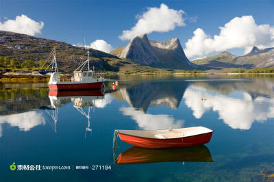 自然风光湖中的小船风景图片