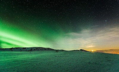 华丽的极光】极光(polar light,aurora)是由于太阳带电粒子(太阳风)
