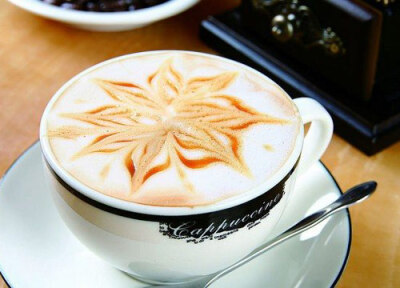 macchiato又被很多咖啡馆翻译为"玛奇雅朵",简单说就是往一杯espresso