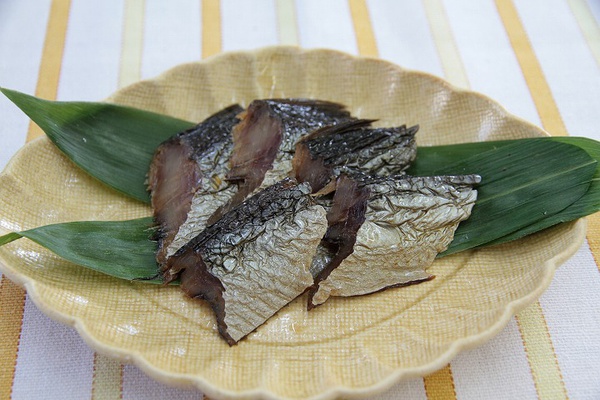 福岛县人正是用这种鲱鱼干与山椒叶交互重叠,再以酱油,酒,味醂,醋