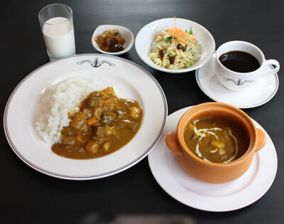 是因为日式咖喱原为日本海军伙食,现代日本海上自卫队各部署也习惯在