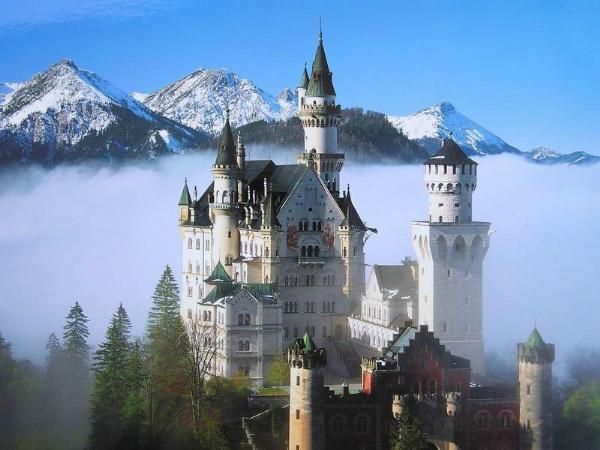 德国新天鹅城堡 德国最著名的两座城堡中的另一座,路德维希二世的杰作
