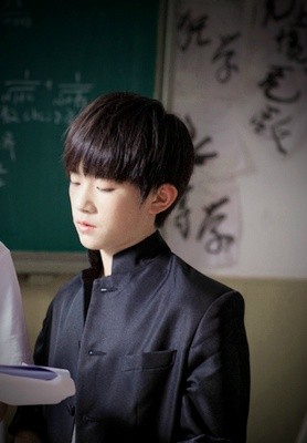 tfboys易烊千玺# #易烊千玺# 学长 能给我校服上第二颗纽扣吗