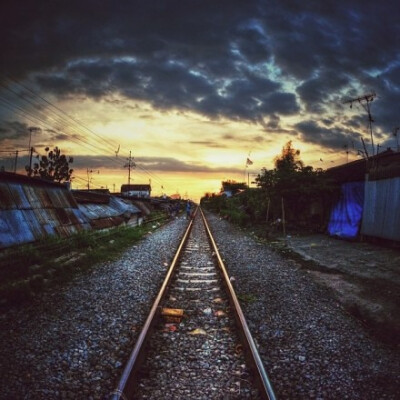 人生就像一列行驶的列车,路途上会有很多站口,没有一个人可以至始至终