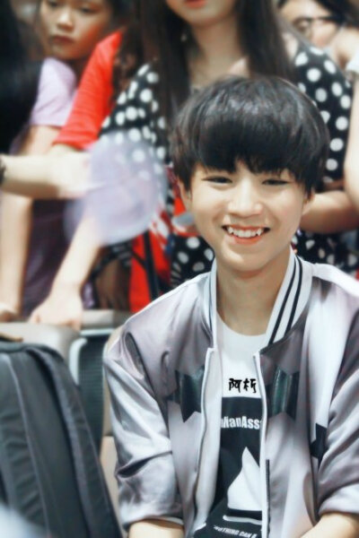 tfboys成军一周年 20140801 北京首都机场 虎牙4p tfboys队长王俊凯