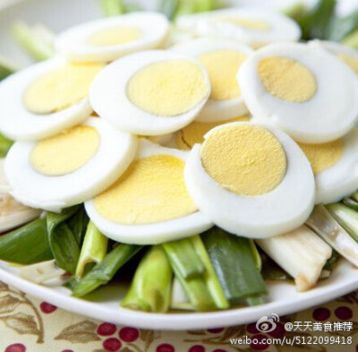 【葱蒜拌鸡蛋】鸡蛋放锅中注入没过鸡蛋表面2/3的清水,大火加热至沸腾