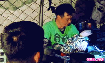 吴镇宇费曼# 【gif】抱得动的日子越来越少,能抱就多抱下.
