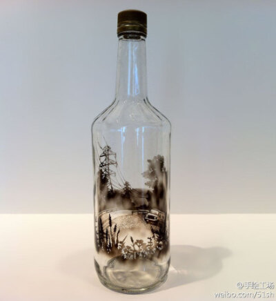 【别具一格的玻璃瓶熏画】艺术家jim dingilian在玻璃瓶子里绘制烟熏