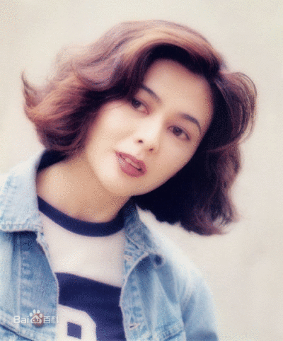 1981年,关之琳中学毕业后加入丽的电视成为艺员.
