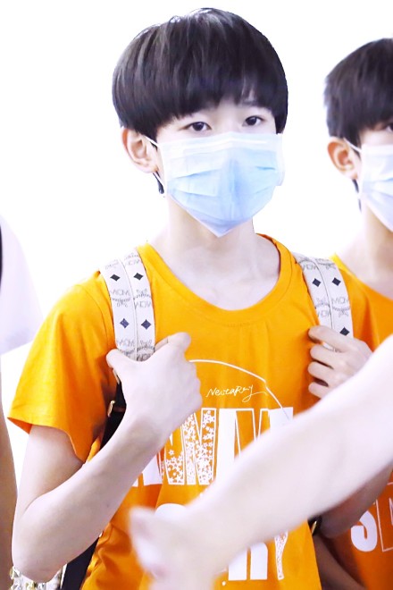 王源# 140808 北京首都机场 @tfboys-王源 橙色的小王子^^在台湾好