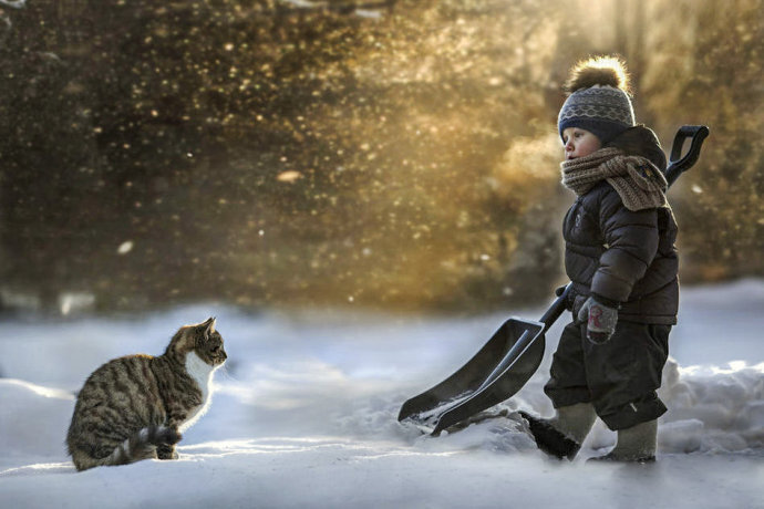 女摄影师elena shumilova记录下两个儿子和农场里小动物相处的有爱