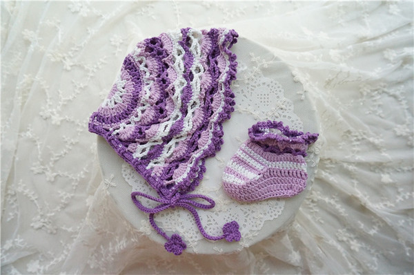 三种颜色搭配编织的婴儿帽与宝宝鞋