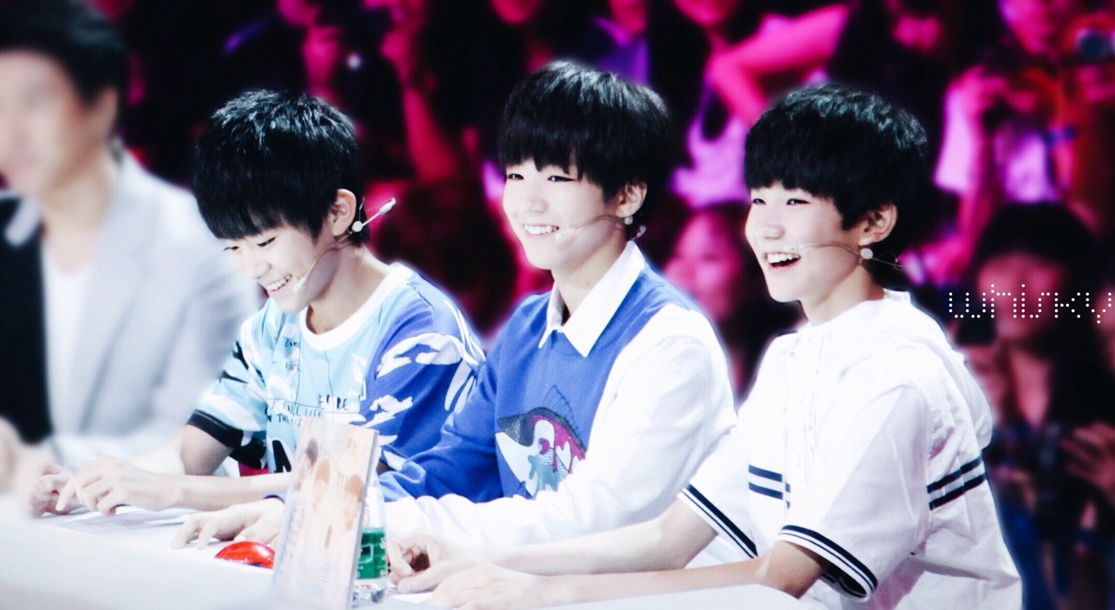 tfboys 年代秀 见logo