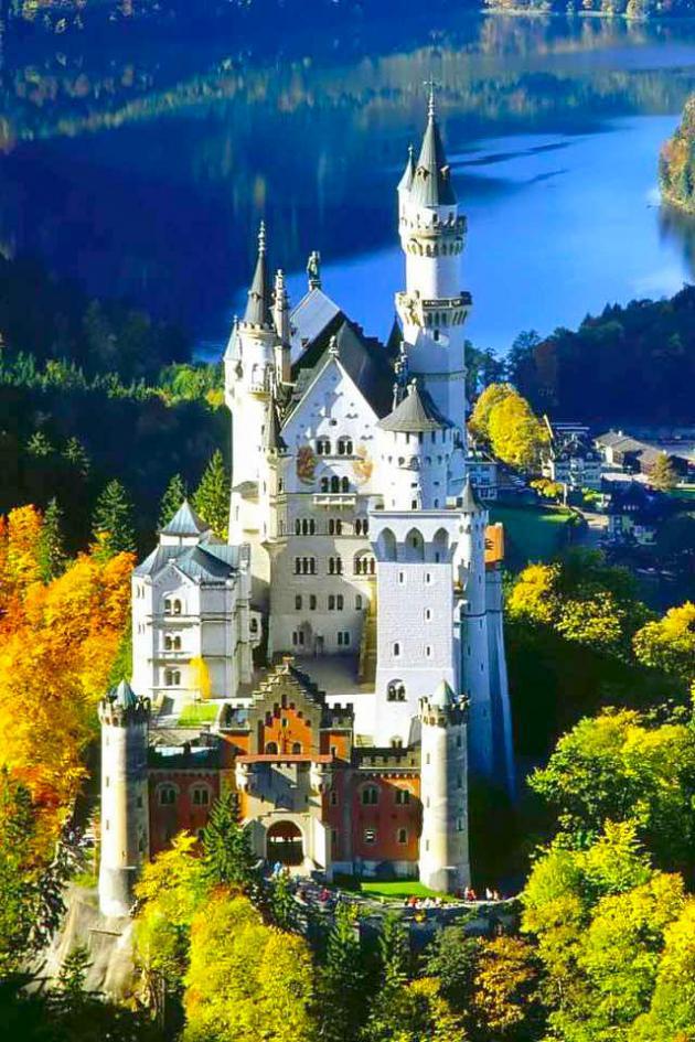 在众多的城堡中,最著名的是位于慕尼黑以南富森的阿尔卑斯山麓的新