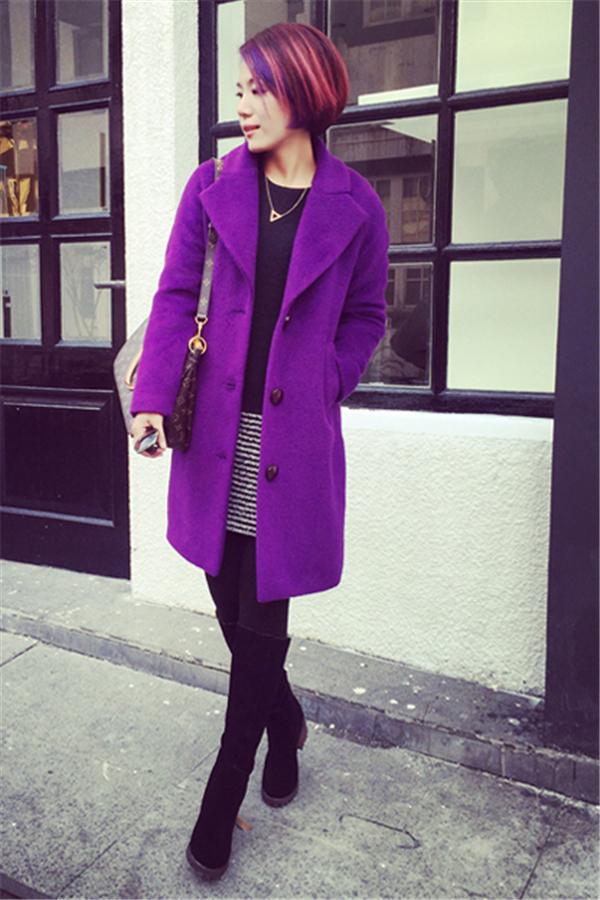 紫色大衣搭配毛衣和半裙,充满帅气.