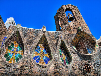 个试验品—church of colònia güell,她位于巴塞罗那附近的santa