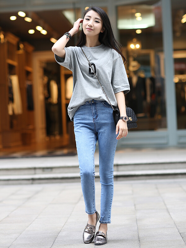 韩国宽松中袖t恤搭配牛仔铅笔裤,简约,显瘦.