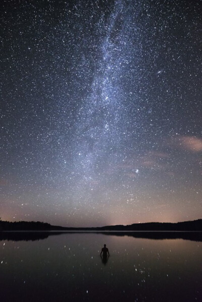 一起欣赏来自芬兰摄影师mikko lagerstedt的星空摄影作品,谢谢喜欢.