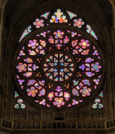 指中世纪教堂正门上方的大圆形窗,内呈放射状,镶嵌着美丽的彩绘玻璃