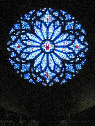 玫瑰窗(the rose window 也称玫瑰花窗,为哥特式建筑的特色之一,指
