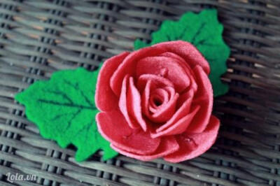 准备好粉色和绿色两种毛毡布,按照下面的教程,我们一起来做一朵玫瑰花