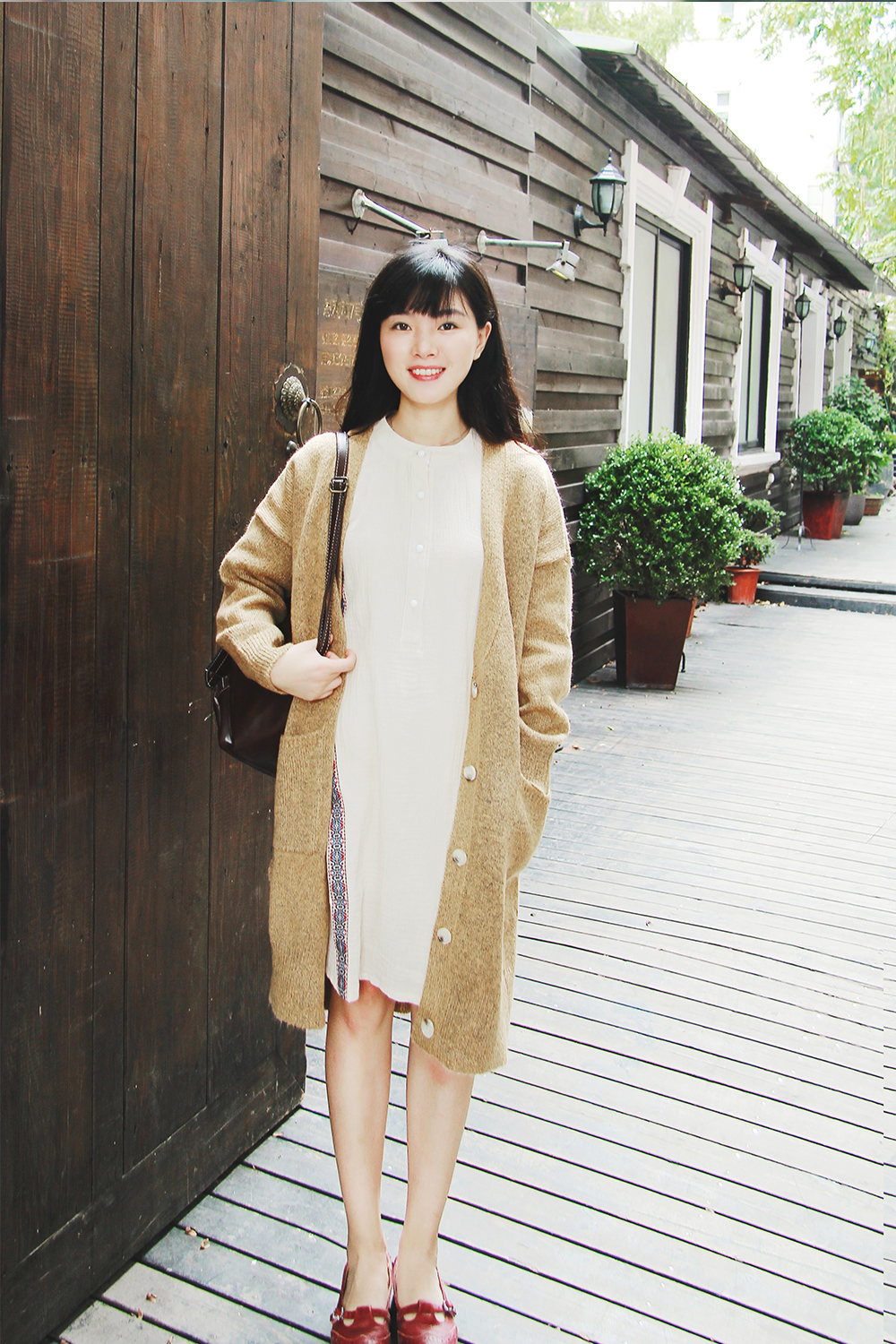 羊毛针织外套搭配素简的连衣裙,气质优雅