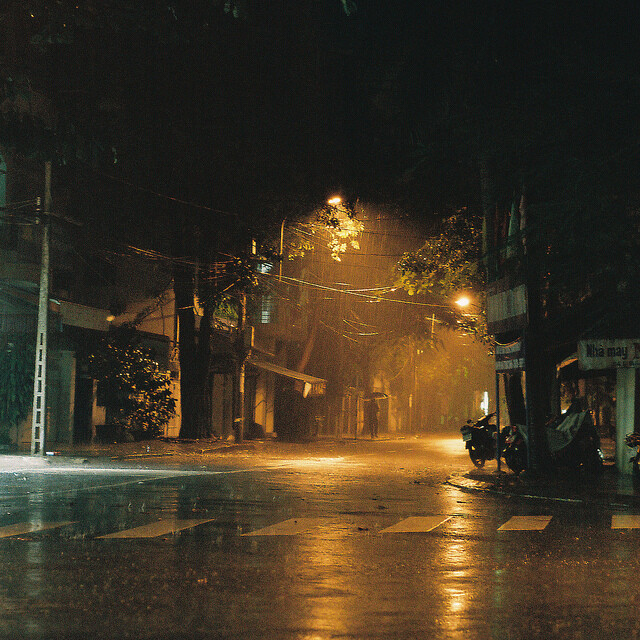 这样的雨夜里,天有泪,烛有泪,天泪有声,烛泪有形,唯有斯人面上簌簌流