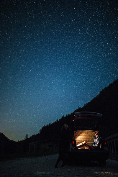 如果有机会我也想尝试下露营,就这样静静地仰头看看星空,思考思考人生