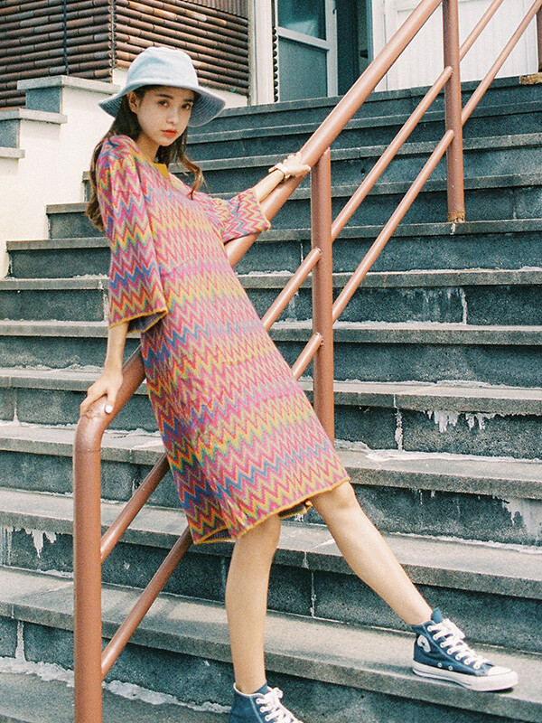 五彩斑斓的针织长裙,有一种把彩虹穿在身上的感觉,特别青春的感觉.