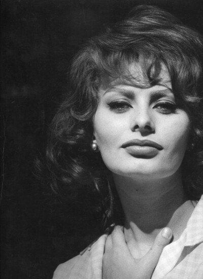 【索菲亚·罗兰(sophia loren)】,1934年9月20日]出生于意大利罗马.