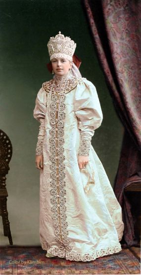 1903年,俄国最后的沙皇--尼古拉二世举办的豪华舞会.