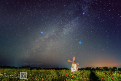 日落后银河中心就已经没入地平线,然而夏季大三角—织女星,牛郎星和