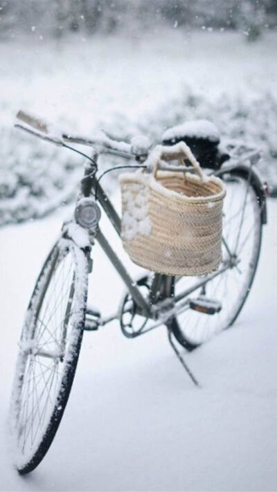 雪地里自行车摄影图片