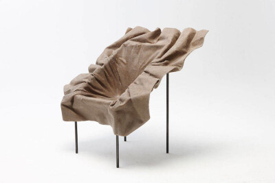 他使用生物可降解的塑料和天然纺织品制作出独特的概念椅子作品.